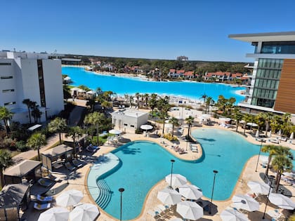 Las habitaciones del Conrad Orlando miran mayormente a la piscina y la laguna de Evermore