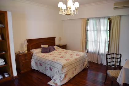 Las habitaciones fueron actualizadas sin perder muebles y detalles de época