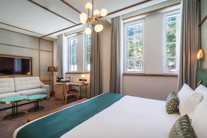 Las habitaciones fueron diseñadas con una estética contemporánea que remite al art déco