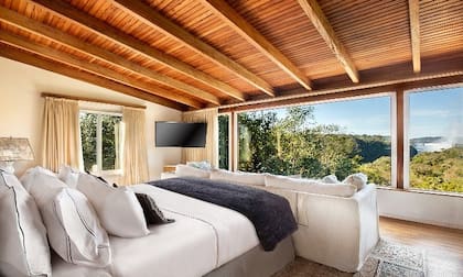 Las habitaciones ofrecen todo el confort para apreciar las Cataratas desde la cama o un sillón