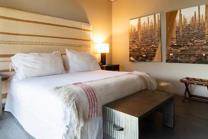 Las habitaciones se destacan por el tamaño y por estar decoradas en tonos cálidos