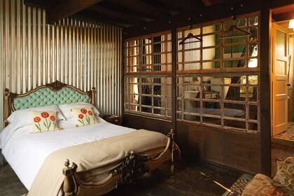 Las habitaciones se hicieron con maderas recicladas, antiguas puertas, elementos recuperados y restaurados con artesanía y talento.