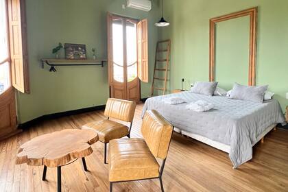 Las habitaciones son amplias y con los pisos de pinotea recuperados.