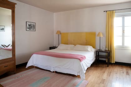 Las habitaciones son amplias y están decoradas en tonos cálidos