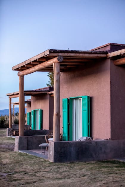Las habitaciones son diez y se reparten en módulos separados, con patios privados y soberbias vistas de la Cordillera.