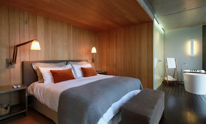 Las habitaciones son sofisticadas y cálidas a la vez.