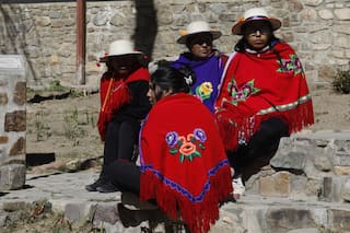 El tranquilo pueblo suspendido en el tiempo que seduce con sus colores vibrantes y su cultura