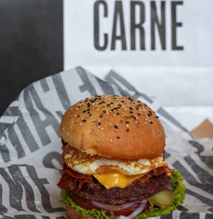 Las hamburguesas de Carne son generosas y de ingredientes premium.
