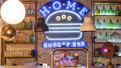 Las hamburguesas en Home Burger se cocinan a la plancha y se sirven con papas rústicas y cerveza artesanal.