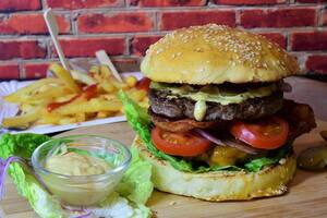 Las hamburguesas son deliciosas acompañadas de papas fritas; los estadounidenses están listos para celebrar el Día de la Hamburguesa