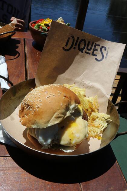 Las hamburguesas, uno de los platos más pedidos en Dique Sí