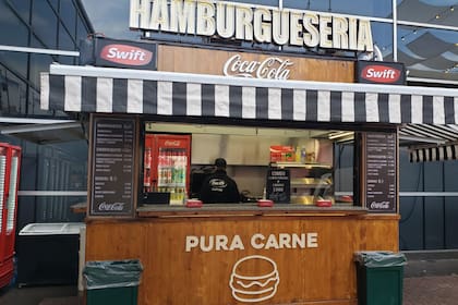 Las hamburguesas y panchos son lo que más se vende