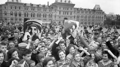 Las hazañas de Valery Bykovsky y Valentina Tereshkova fueron celebradas por multitudes en la Plaza Roja de Moscú.