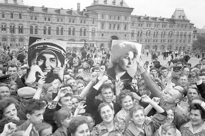 Las hazañas espaciales de Valentina Tereshkova fueron celebradas por multitudes en la Plaza Roja de Moscú. 
