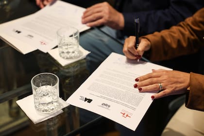 Las herederas de María Kodama junto al director del Instituto Cervantes, Luis García Montero, y la ministra de Cultura porteña, Gabriela Ricardes, anunciaron el ingreso del legado de Jorge Luis Borges a la Caja de las Letras del Cervantes.