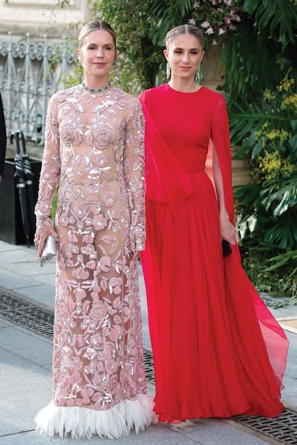 Las herederas griegas Electra Niarchos (con un vestido semitransparente bordado con flores y con ruedo de plumas) y Eugenia Niarchos (con un modelo de gasa roja con mangas de estilo capa) dijeron presente.