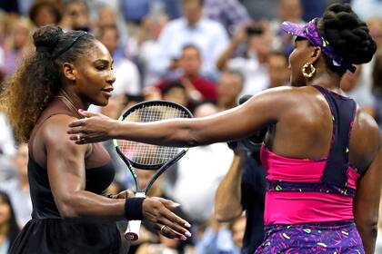 El saludo final entre Serena y Venus: la hermana menor ganó por 6-1 y 6-2