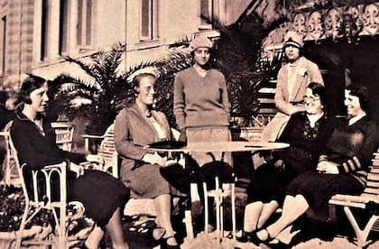 Las hermanas Ana, Irene, Natalia y Elvira Giesso, con dos primas en Niza, Francia.