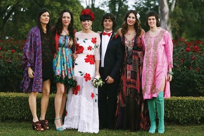 Las hermanas Barreiro en multicolor: Milagros, Guadalupe, los novios, Dolores y Bernardita, después de la ceremonia
