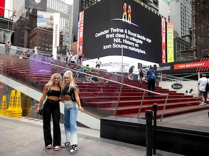 Las hermanas Cavinder en la cartelería de Time Square tras su acuerdo comercial con Boost Mobile
