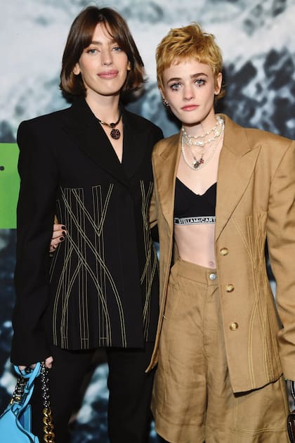 Las hermanas Clara y Esther McGregor eligieron trajes de saco y pantalón.