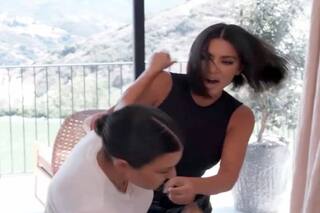 Cachetazos y arañazos: la violenta pelea entre Kim y Kourtney Kardashian