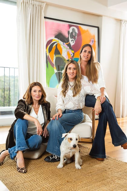 Las hermanas comparten el posado con Luppo, el perro de la familia de Sole.