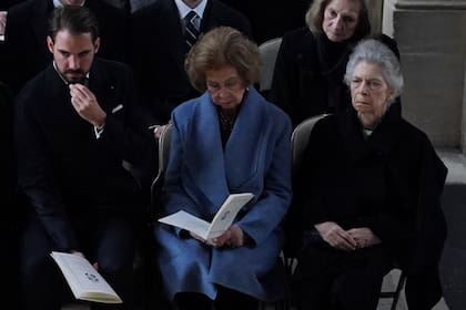 Las hermanas de Constanino, Sofía e Irene, se sentaron juntas en el primer banco, al lado de sus sobrinos.