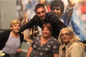 Las hermanas de Diego con Matías Morla