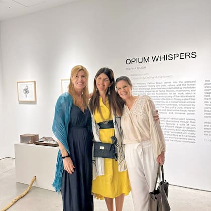 Las hermanas de Edo, Soledad y Mariana Costantini, posan con Sofía Gancedo.