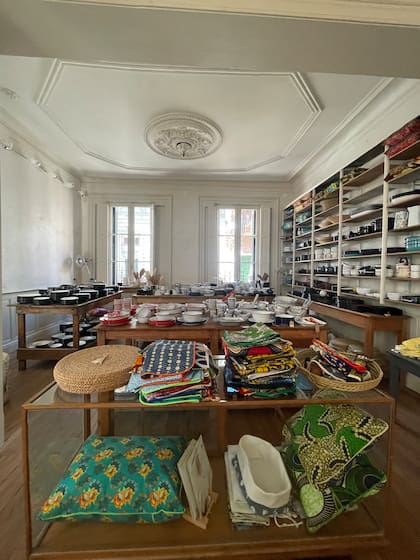 las hermanas decidieron sumar un café, una pequeña biblioteca y un salón para festejos, charlas y encuentros culturales