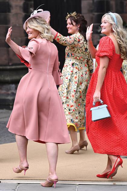 Las hermanas del novio: Lady Tamara, Lady Edwina Louise y Lady Viola, que optaron por trajes de colores muy vibrantes.