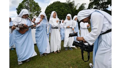 Las hermanas durante la grabación del video musical