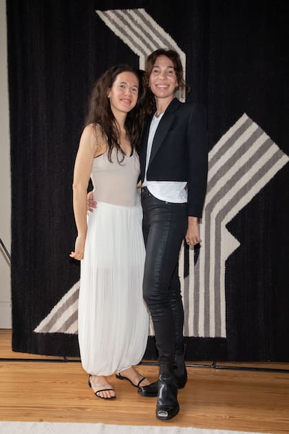 Las hermanas Florencia y María Cherñajovsky en la presentación de Lalana, el proyecto de arte y artesanía. “A diferencia de una pintura o un dibujo que se contempla con cierta distancia, los textiles posibilitan el contacto físico; su pelo invita a la caricia, al roce”, explicó Flor. “Esta flexibilidad en su uso y desuso trae nuevos enunciados: las alfombras funcionan tanto de contenedor -delimitando un marco espacial- como de contenido, proyectando una imagen”