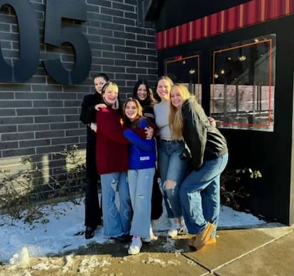 Las hermanas fueron adoptadas en pares de a dos y se distribuyeron en diversas familias adoptivas