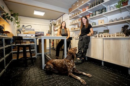 Las hermanas junto a Eros, el perro de la familia que dio origen al nombre de la marca.