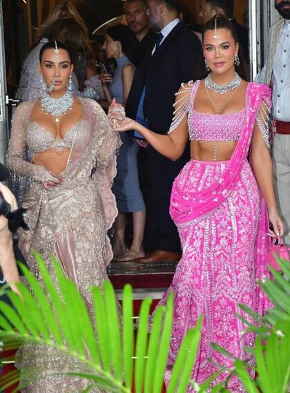 Las hermanas Kardashian eligieron dos
conjuntos tradicionales indios. Mientras Kim
optó por uno en tono neutro cargado de brillos
perteneciente a Tarun Tahiliani al que le sumó
joyas de Lorraine Schwartz, Khloé prefirió una
lehenga rosa con detalles perlados.
