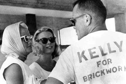 Las hermanas Kelly
visitan a John, miembro del equipo de remo
estadounidense, en la villa olímpica de Roma,
el 28 de agosto de 1960.