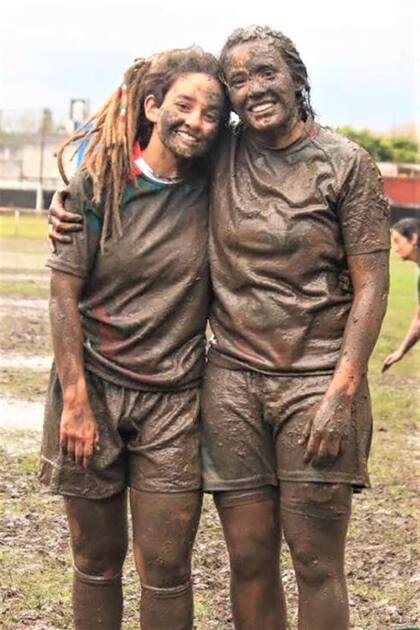Las hermanas Mansilla, felices después de una jornada de rugby