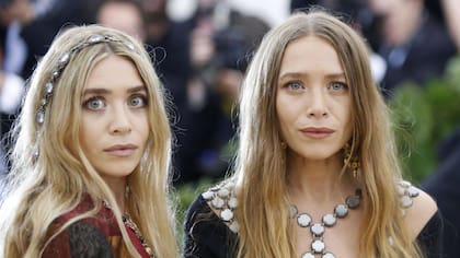 Las hermanas Mary-Kate y Ashley Olsen, estrellas infantiles a los nueve meses, cuando apenas gateaban, gracias al éxito de la serie Tres por tres (1989) y, más tarde, al de la película infantil Doble de amor (1995)