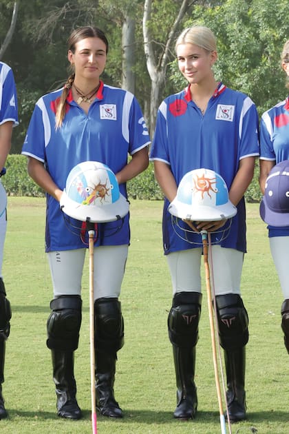 Las hermanas Mia y Myla Cambiaso juegan con cascos con la bandera argentina similares a los que suele usar su famoso papá