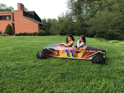 Las hermanas Minetti realizan todo tipo de actividades en el jardín y el bosque de su casa.