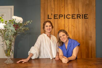 Las hermanas Paula (izquierda) y Victoria (derecha) en el antiguo mostrador de la entrada.