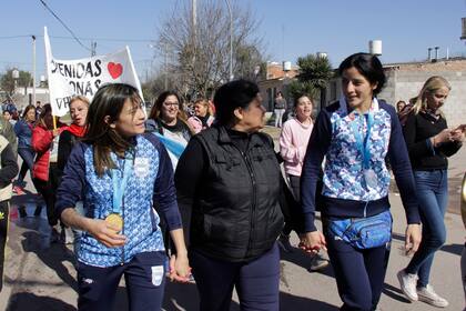Las hermanas Sánchez, con sus medallas, volvieron a Córdoba. Aquí, con Rosa, la mamá.
