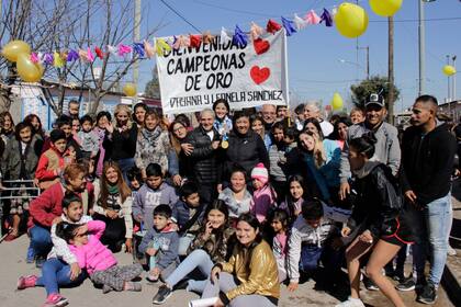 Las hermanas Sánchez, con sus medallas, volvieron a su barrio en Córdoba.
