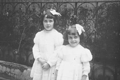 Las hermanas Sara y Delfina Drago Cané. Delfina falleció en 1926.
