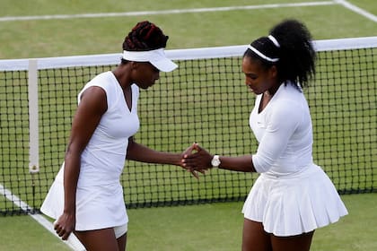 Las hermanas Venus y Serena Williams juntas, en Wimbledon 2016