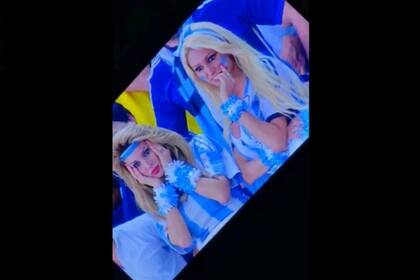 Las hermanas Xipolitakis aparecen brevemente en la escena final de Los dos Papas