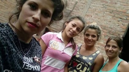 Las hermanas Yanina, Daiana, Silvia y Eliana, una tarde en que fueron a ayudar a su mamá Zusana en la construcción de su casa. "Había muchas risas y bromas", recuerda Eliana