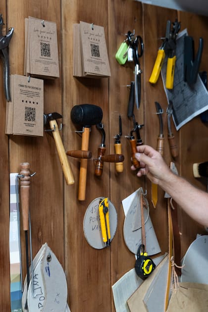 Las herramientas de talabartería cuelgan ordenadas en el taller, listas para cada etapa del trabajo en cuero.
